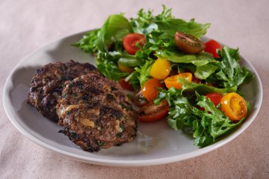 sığır meatbaals ve salata