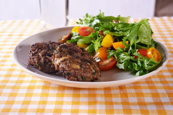 Carnes de vacuno y ensalada — Foto de Stock