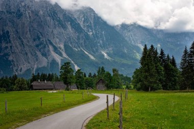 Dağlardaki dağ yolu.