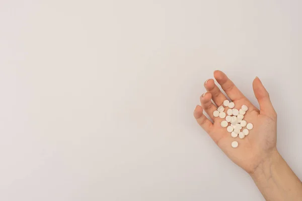 Un puñado de pastillas blancas en la palma de la mano. espacio de copia — Foto de Stock
