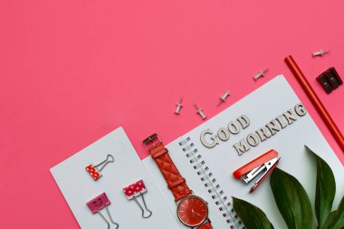 Pembe arka planda güzel bir sabah manzarası. maket yap