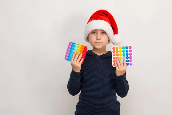 Noel Baba şapkalı bir çocuk elinde patlamış mısır tutuyor. maket yap