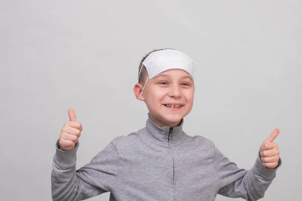 Um menino bonito de 8-10 anos está sorrindo. — Fotografia de Stock