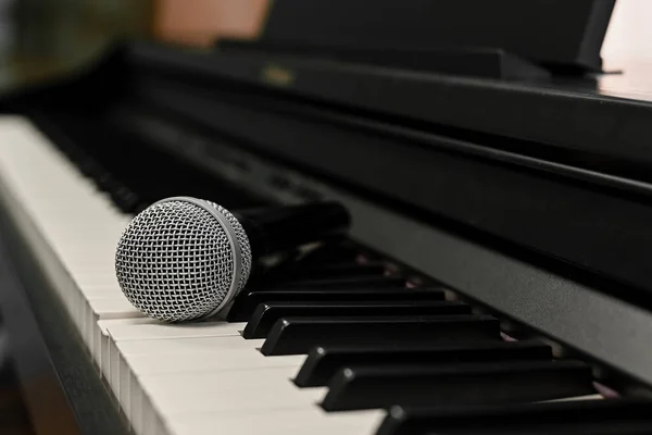 Microfono per cantare sui tasti di un pianoforte digitale elettronico — Foto Stock