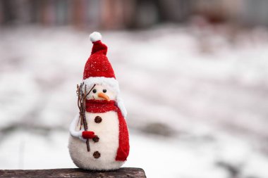 Kış manzarasında kardan adam. Mutlu Noeller.