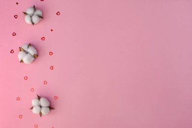 Yerleşim planı. Pamuk çiçekler ve pembe arka planda küçük kalpler.. 