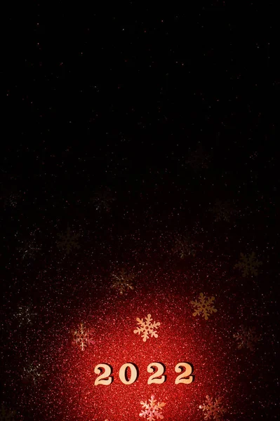 2022. opschrift met sneeuwvlokken op een rode achtergrond. — Stockfoto