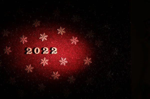 Kırmızı zemin üzerinde kar taneleri olan 2022 yılı. — Stok fotoğraf