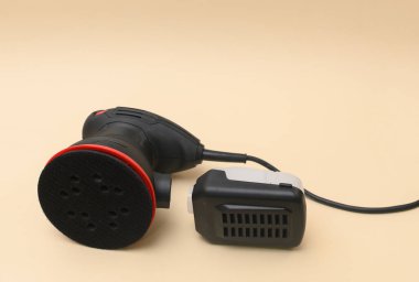  Eksantrik yörünge öğütücü ve çip koleksiyonu konteynırı.