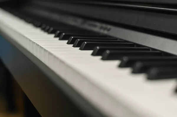 Klaviertasten mit Lichtblitz in perspektivischer Sicht. — Stockfoto