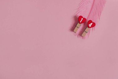 Pembe sevgililer günü geçmişi. 14 numaralı iki kalp. Yüksek kalite fotoğraf