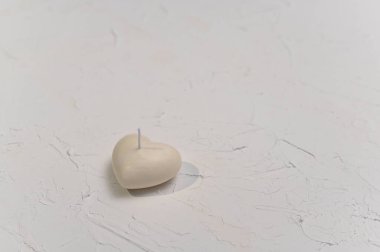 Kalp şeklinde bir mum gibi. El yapımı mum.. 