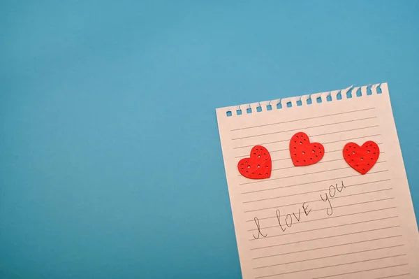 Un trozo de papel con la inscripción Te amo. y tres corazones. — Foto de Stock
