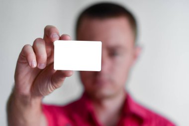 Adam beyaz holding kartvizit,