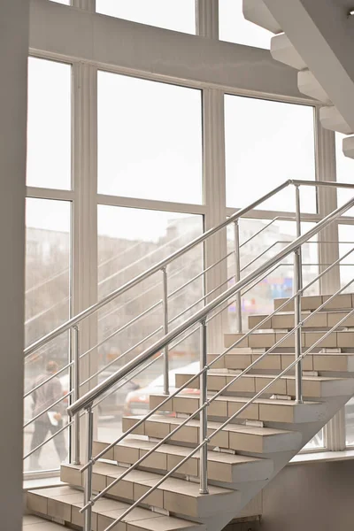 Treppe mit Handläufen aus Edelstahl. — Stockfoto