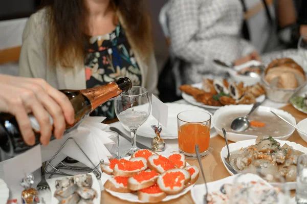 Guests are served champagne at the wedding table — Stock Photo, Image