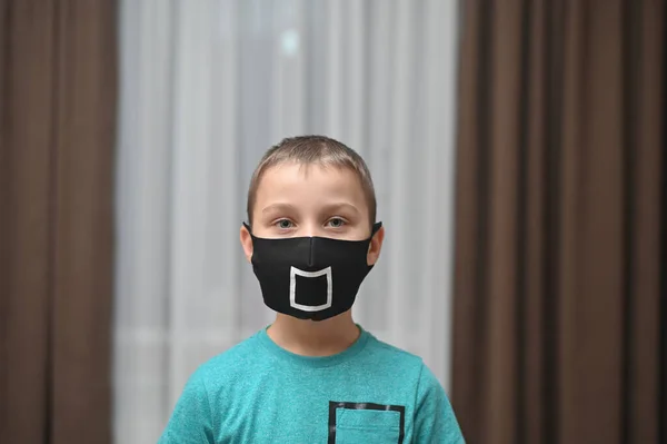 Een Jongen Met Een Beschermend Medisch Gezichtsmasker — Stockfoto