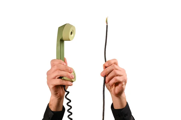 Ένας τηλεφωνικός δέκτης στο χέρι του και σπασμένα καλώδια. απομονωμένο σε λευκό φόντο — Φωτογραφία Αρχείου