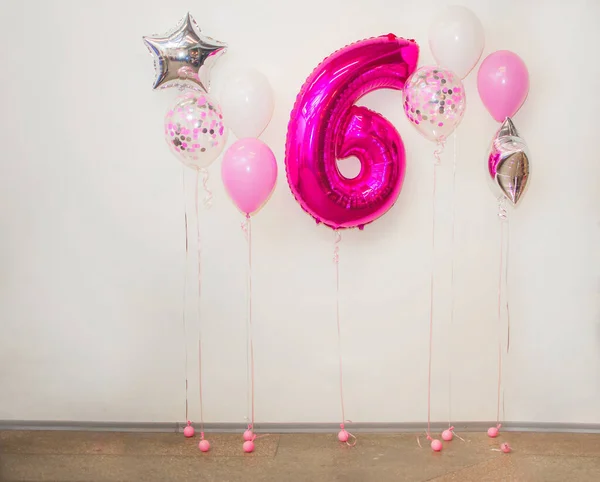 Gratuluję obchodów szóstej rocznicy jego urodzin. numer 6 foliowy różowy balon i balony. Wszystkiego najlepszego, plakat powitalny. — Zdjęcie stockowe