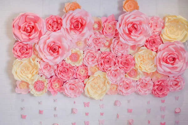 Papierowe kwiaty. różowy, biały, pomarańczowe kwiaty papierowe tło wzór piękny styl. Róża z papieru. — Zdjęcie stockowe
