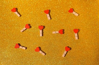 Çengelli kalplerin altın gibi parlak arka planı