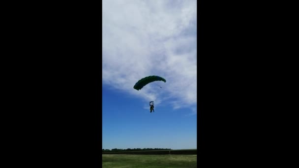 Der Moment Der Landung Fallschirm Einer Person Mit Einem Ausbilder — Stockvideo