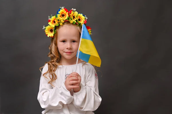 Une Fille Avec Une Belle Couronne Drapeau Ukraine Espace Copie — Photo