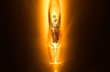 Işık, havai fişek, noel konsepti ve 2023, 2024, 2025 yılbaşı özel efekti, yeni yıl tebrik kartı ile bir bardak yıldız yatıyordu. Seçici odak