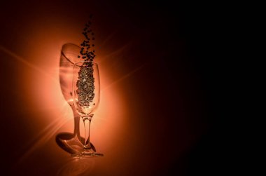 Yıldızlı bir bardak. Işık oyunu, havai fişekler, Noel konsepti ve yeni yıl konsepti 2023, 2024, 2025, sevgililer günü. Özel efekt, tebrik kartı. Seçici odak