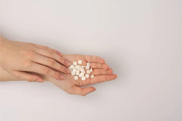 Pilules Blanches Dans Paume Fille Gros Plan Sur Fond Blanc — Photo
