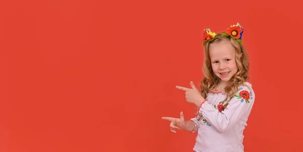 Portrait Year Old Girl She Cheerful Joyful Points Two Fingers — Stock Photo, Image