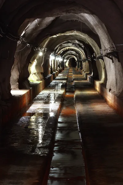 Túnel oscuro con luz — Foto de Stock