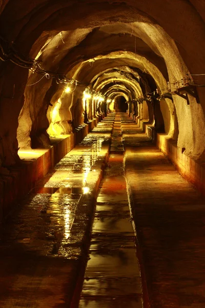 Túnel oscuro con luz — Foto de Stock