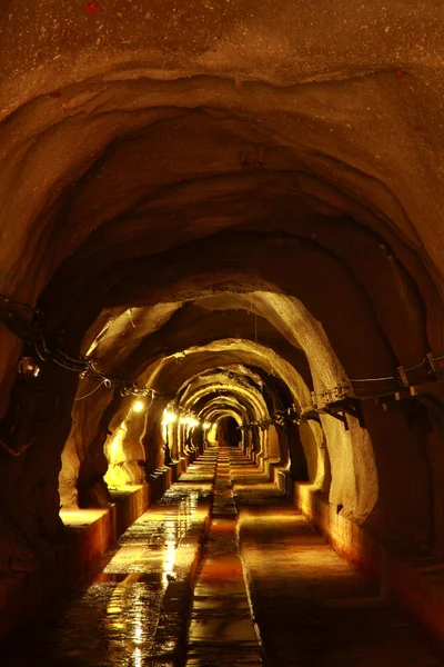 Túnel oscuro con luz — Foto de Stock