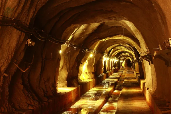 Túnel oscuro con luz — Foto de Stock