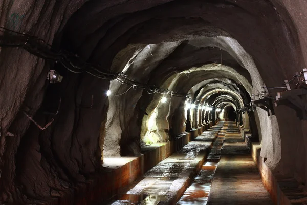 Túnel oscuro con luz — Foto de Stock