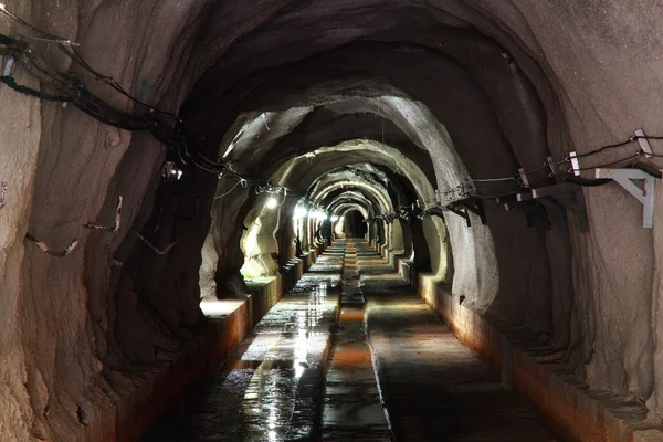 Túnel oscuro con luz — Foto de Stock