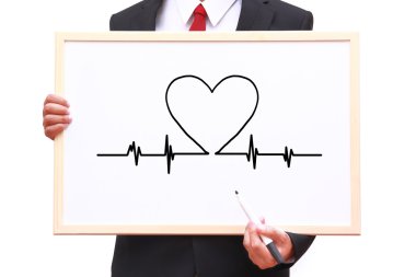 Beyaz tahta üzerinde fikir gösterilen işadamı