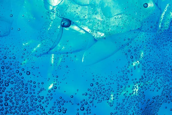 Cristallo in acqua blu — Foto Stock