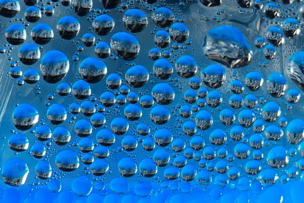 Goccia d'acqua sulla superficie di vetro — Foto Stock