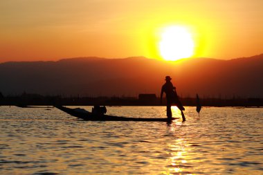 Balık yemek için balıkçı yakalar