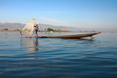 Balık yemek için balıkçı yakalar