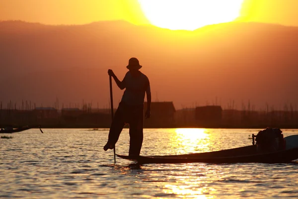 Pescador captura peixe para alimentação humana — Fotografia de Stock