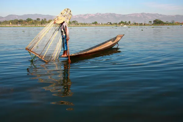 Рибалка ловить рибу на їжу — стокове фото