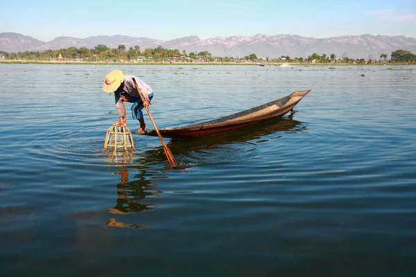 Pescador captura peixe para alimentação humana — Fotografia de Stock