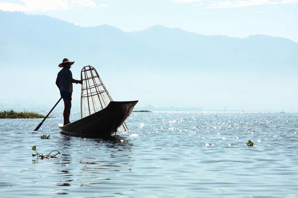 Pescador captura peixe para alimentação humana — Fotografia de Stock