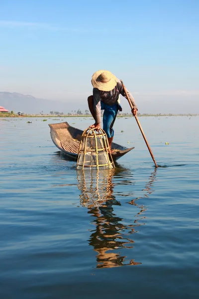 Pescador captura peces para alimentarse — Foto de Stock