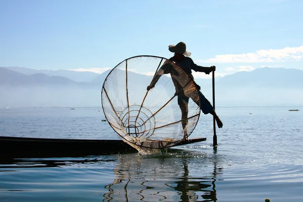 Pescador captura peixe para alimentação humana — Fotografia de Stock