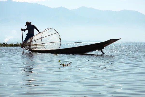 Pescador captura peces para alimentarse — Foto de Stock