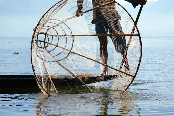 Pescador captura peces para alimentarse — Foto de Stock